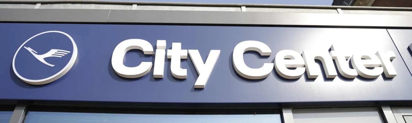 عکس پرچم کشور کانادا کنار گذرنامه پاسپورت و سند یا برگه درخواست ویزا