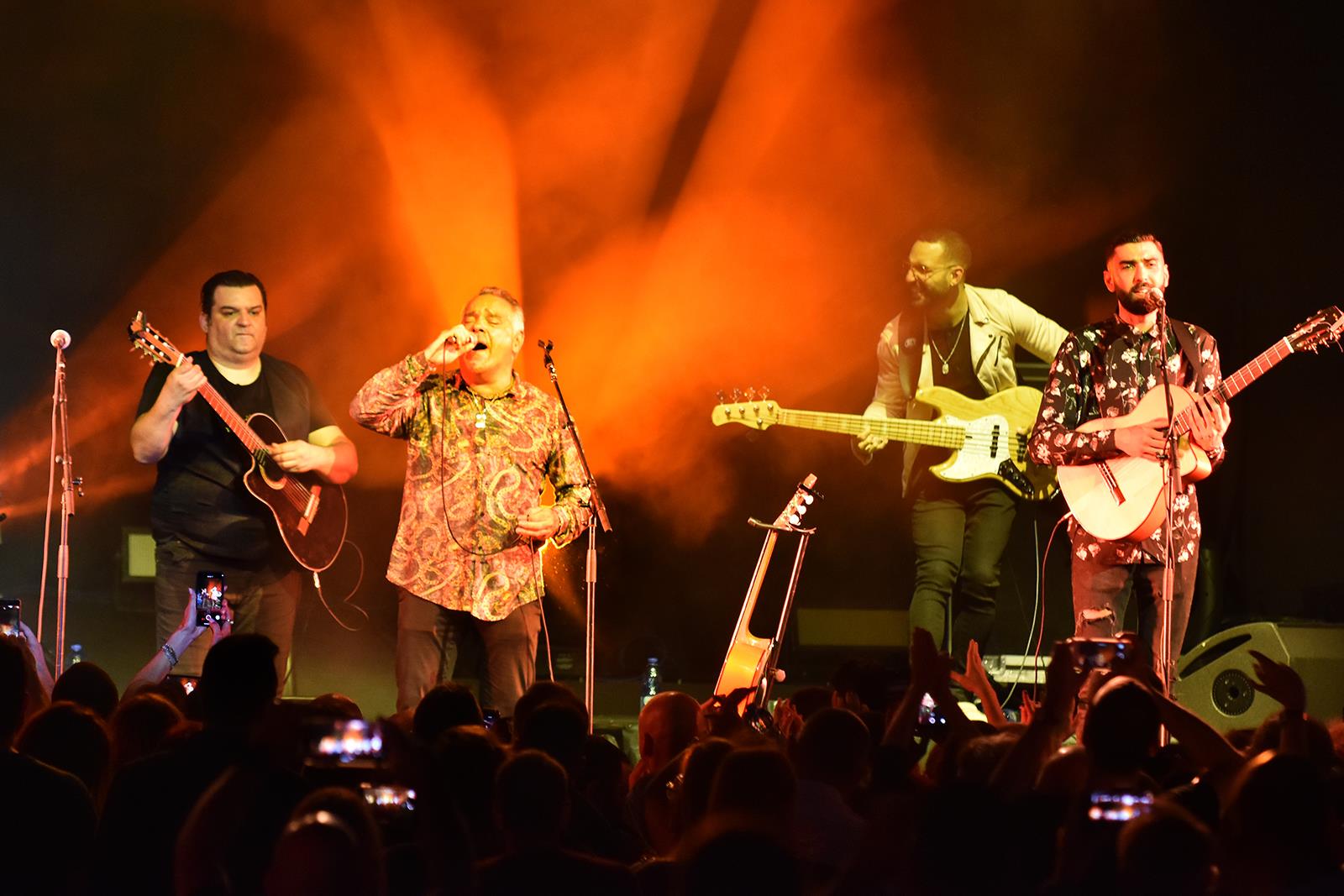 گروه جیسپی کینگز درحال اجرای فلامنکو در حالت دوئنده