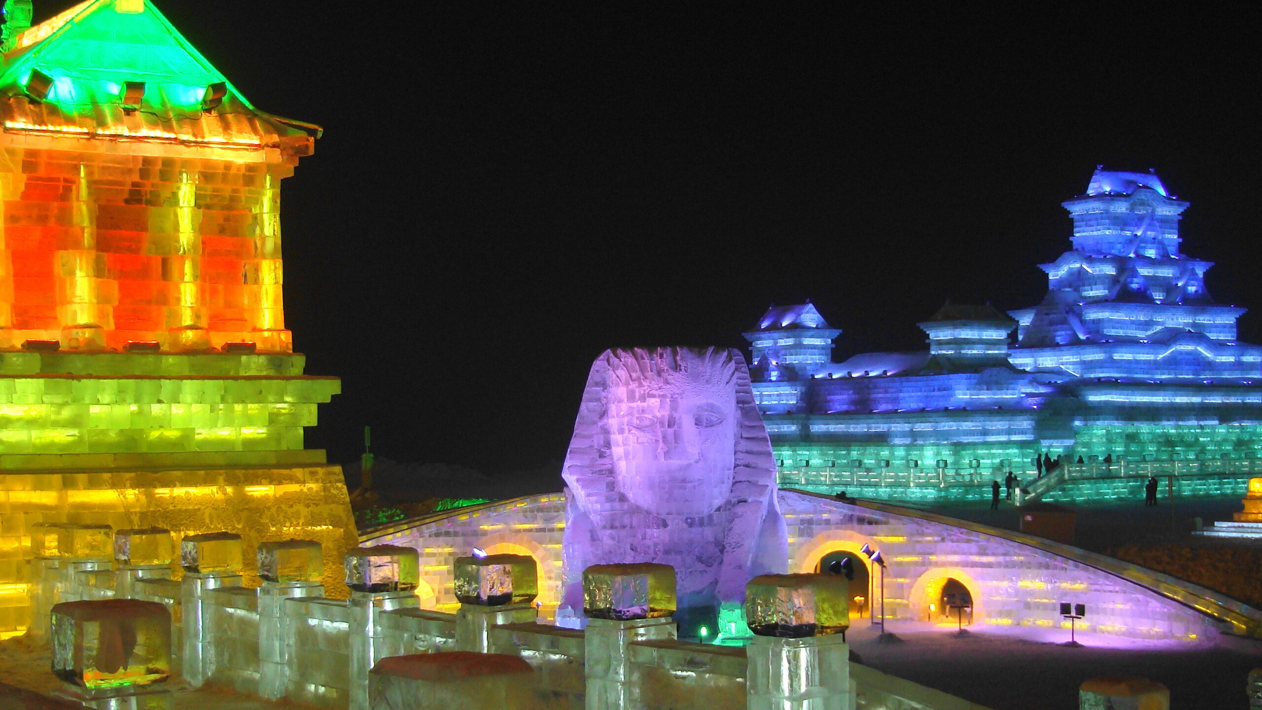 نور پردازی های LED در سازه های یخی ساخته شد در جشنواره هاربین در چین