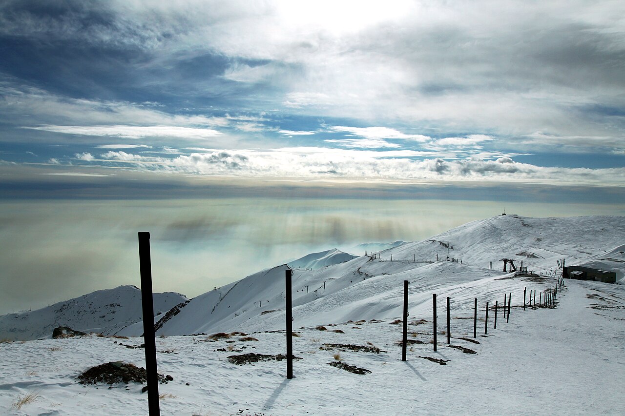 پایه های چوبی مسیر اصلی اسکی در پیست اسکی قله توچال در ایران