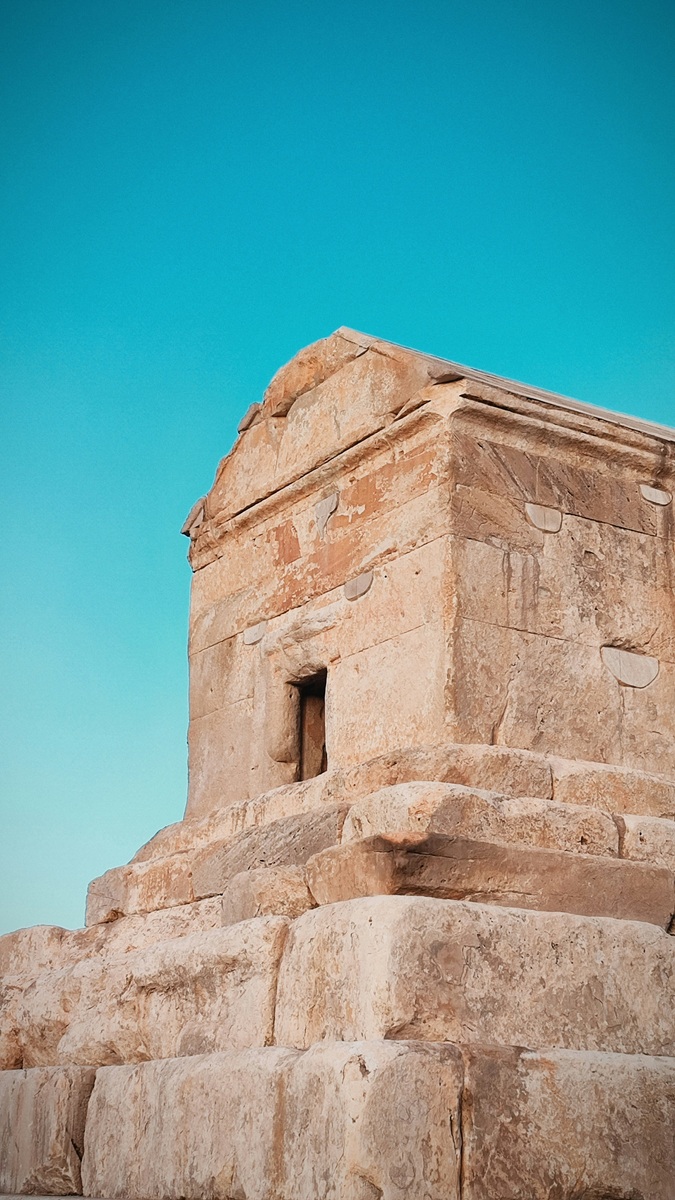 نمایی با کیفیت و نزدیک از مقبره کوروش کبیر در پاسارگاد