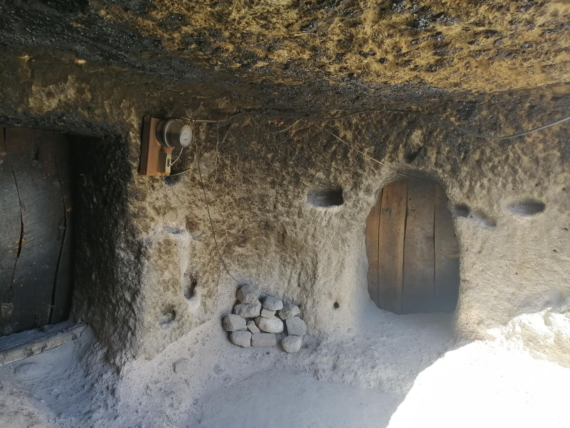 نمای در ورودی یک خانه دستکند سنگی در روستای میمند ایران استان کرمان