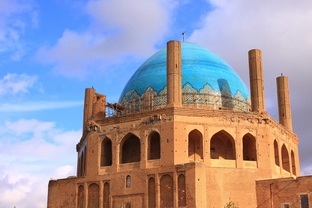 نمایی از گنبد سلطانیه با زمینه آسمان حوالی عصر