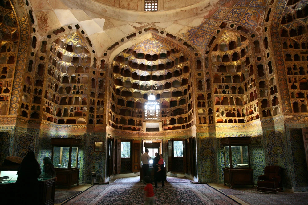 نمای داخل آرامگاه شیخ صفی الدین اردبیلی با نور طبیعی و جلوه بک لایت عمیق