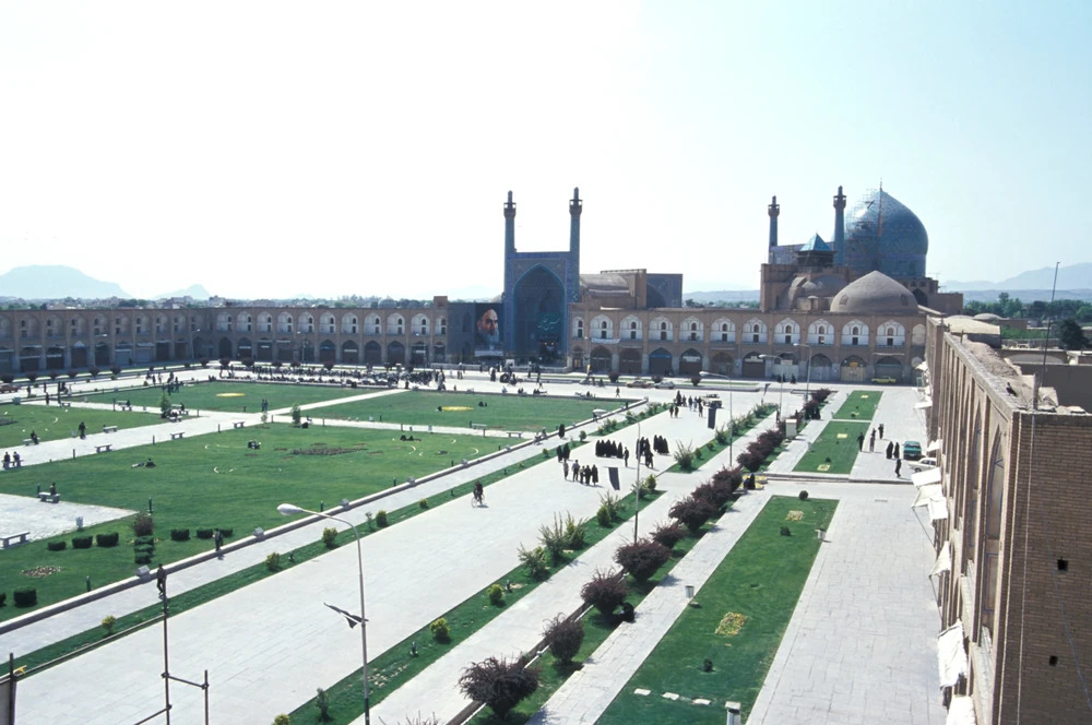 نمایی از میدان نقش جهان اصفهان بدون داربست و تعمیرات