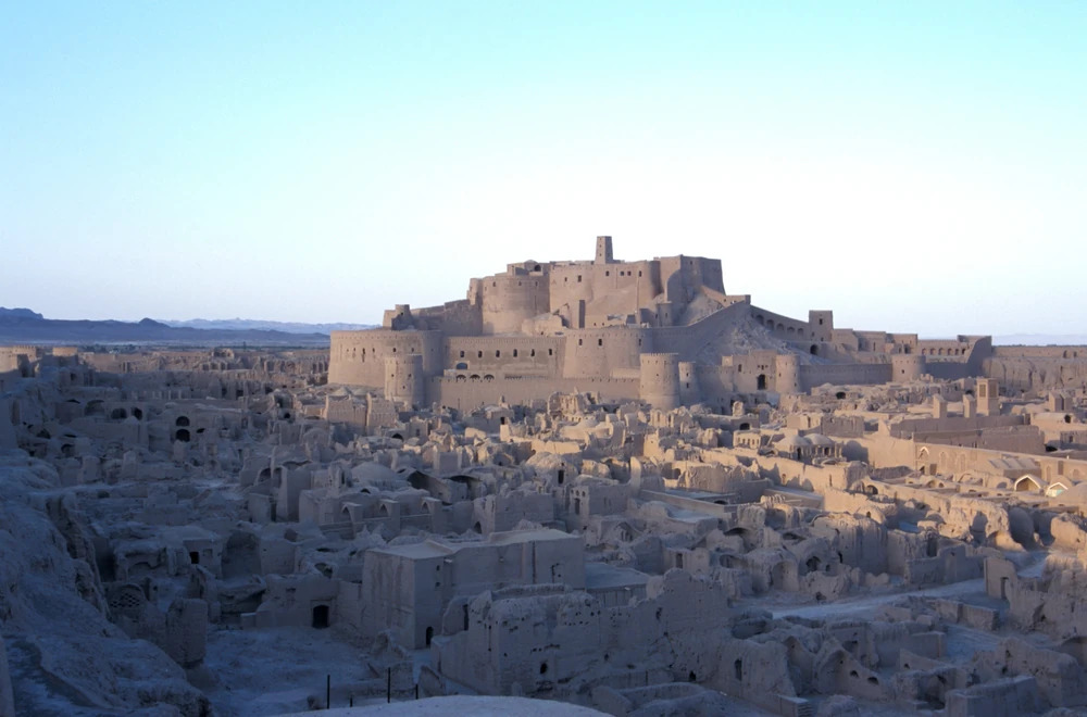 نمای دور ارگ بم در نمای نزدیک به غروب و سایه روشن