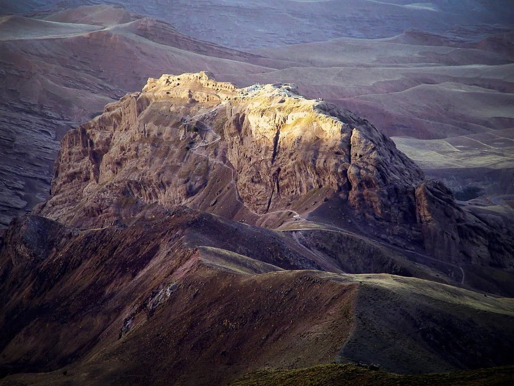 نمای دور از قلعه الموت و نوک قله