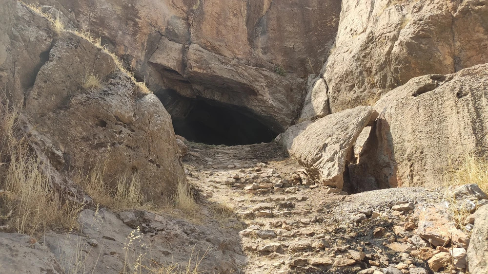 تصویر ورودی یکی از غارهای ماقبل تاریخی لرستان ایران ثبت شده در فهرست میراث یونسکو