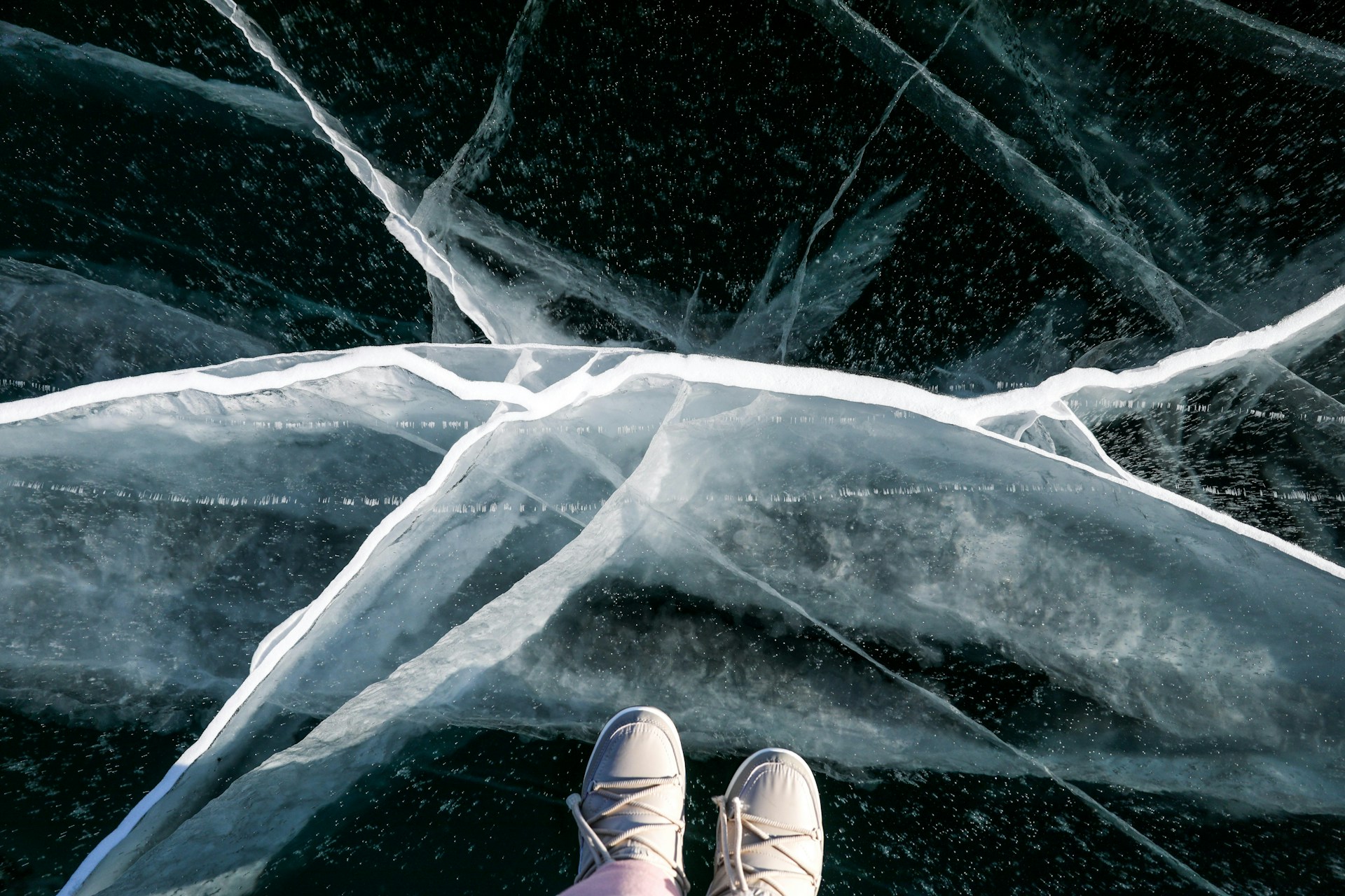 یخ های عمیق دریاچه بایکال حباب های گاز متان مبحوس زیر یخ های دریاچه بایکال