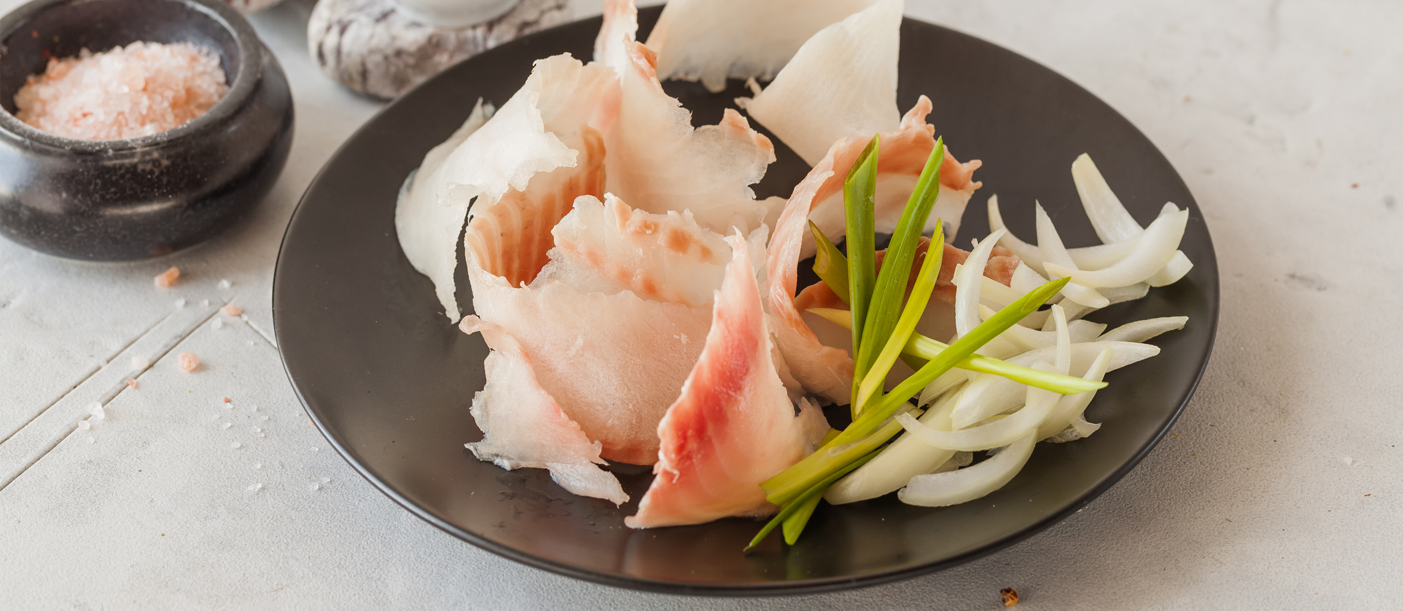 ماهی خام نواری برش خورده نمک سوده شده به اسم استروگانینا که در اویمیاکن از رژیم های اصلی غذایی است