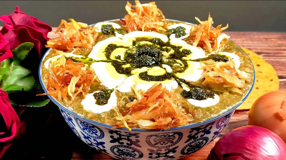 یک کاسه آش شله‌قلمکار اصفهانی تزئین شده با پیاز داغ، نعنا داغ و کشک