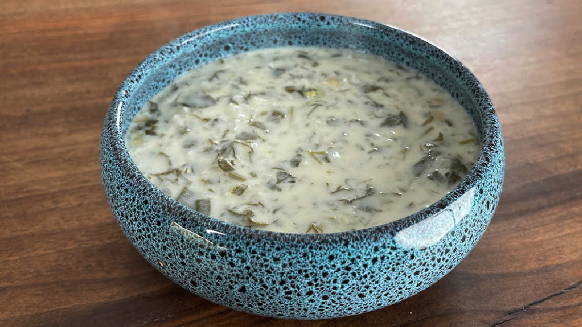 آش دوغ لری همراه با سبزیجات کوهی که از آش های سنتی اقوام بختیاری و لر است