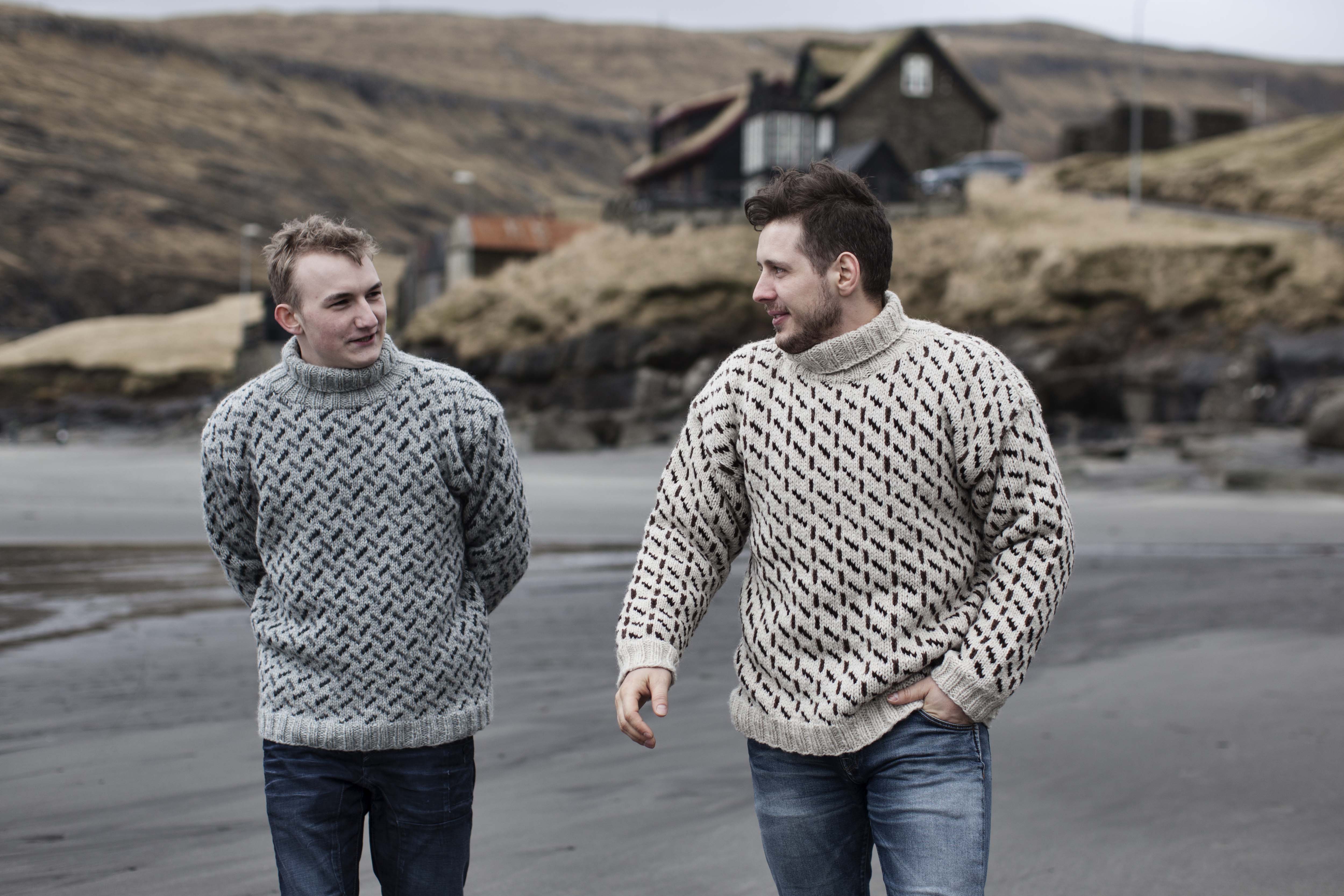 دو مرد درحال پیاده روی با پوشش پلیور های سنتی فارویی در نروژ